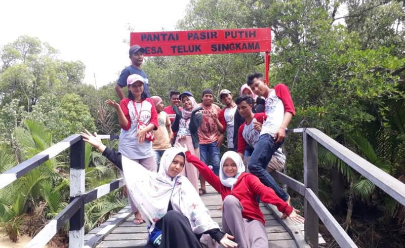 Nov 22, 2020 · wisata kuliner di kutim, merasakan nuansa cafe ala natural bali di ruangrupa sangatta ruangrupa salah satu cafe yang ada di sangatta, kabupaten kutai timur ( kutim ), provinsi kalimantan timur, bertempat di jalan pattimura. Plang Penunjuk Arah Mudahkan Wisatawan Nikmati Pantai Pasir Putih Stie Nusantara Sangatta