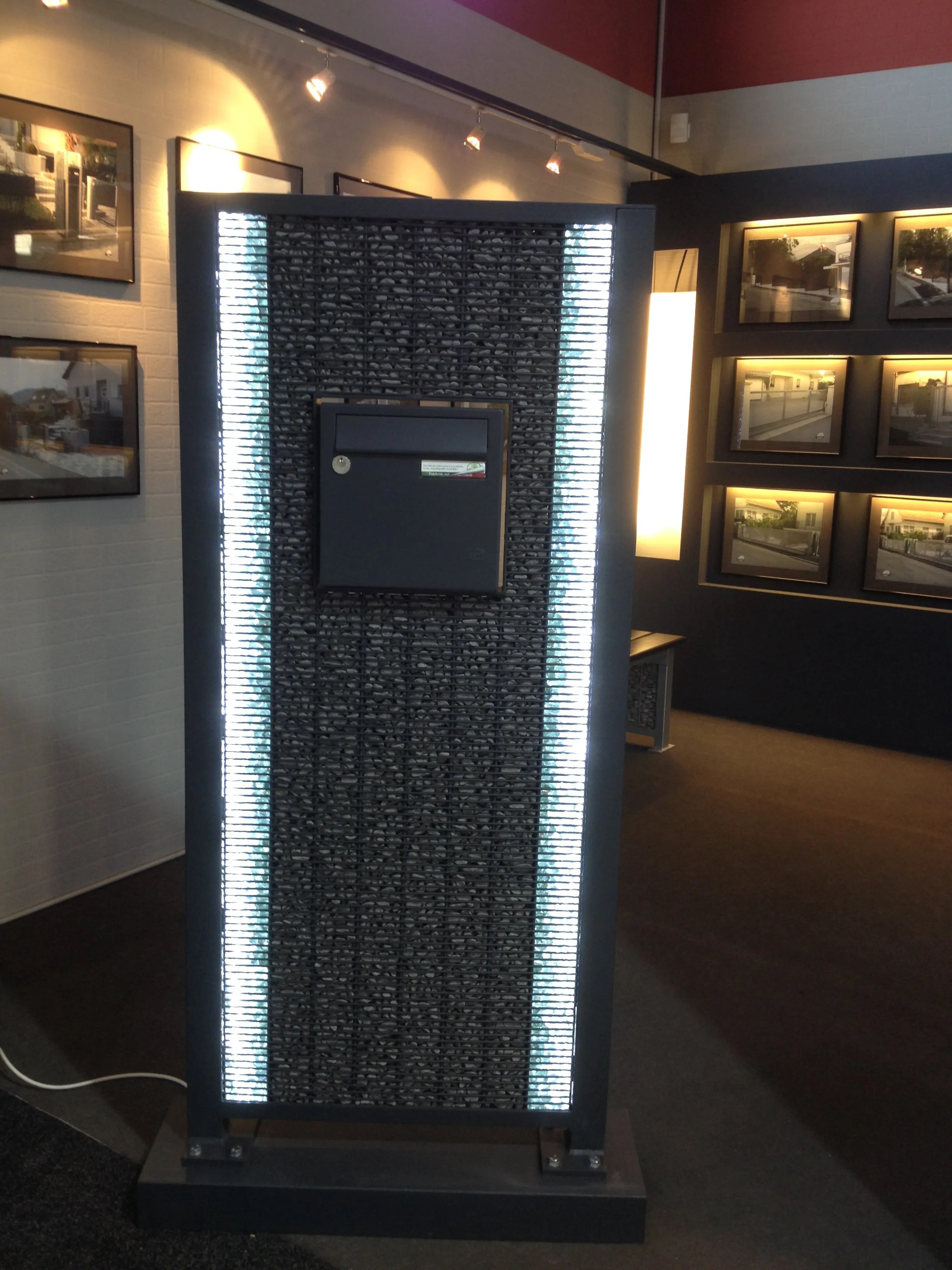 Voici un pilier de boite à lettres original avec des gabions et des led.