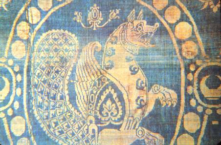 Pièce de soie sassanide d'un Simorgh entouré de perles, environ VIe – VIIe siècle ap. J.-C.