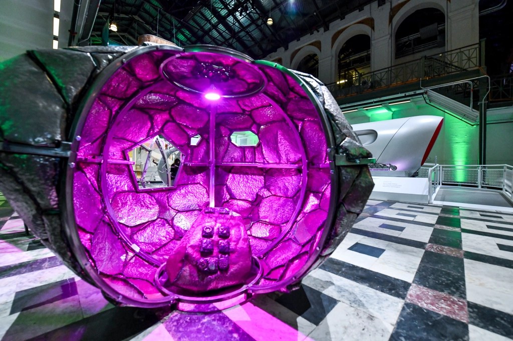 Capsule temporelle sculptée par Beatriz Cortez mêlant traditions ancestrales et science-fiction, symbole d’une archéologie spéculative tournée vers le futur.