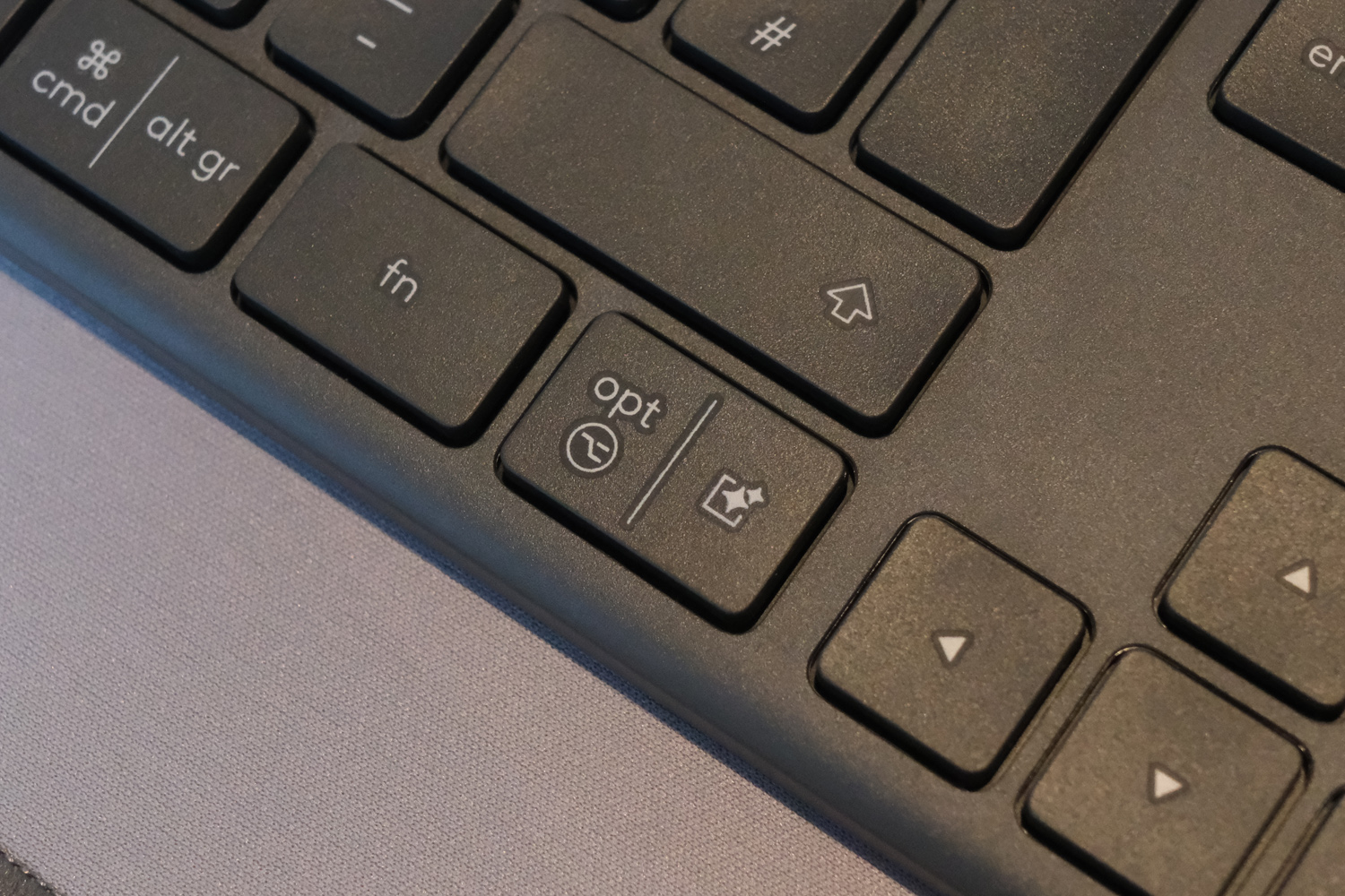 Logitech Signature Slim Solar AI key