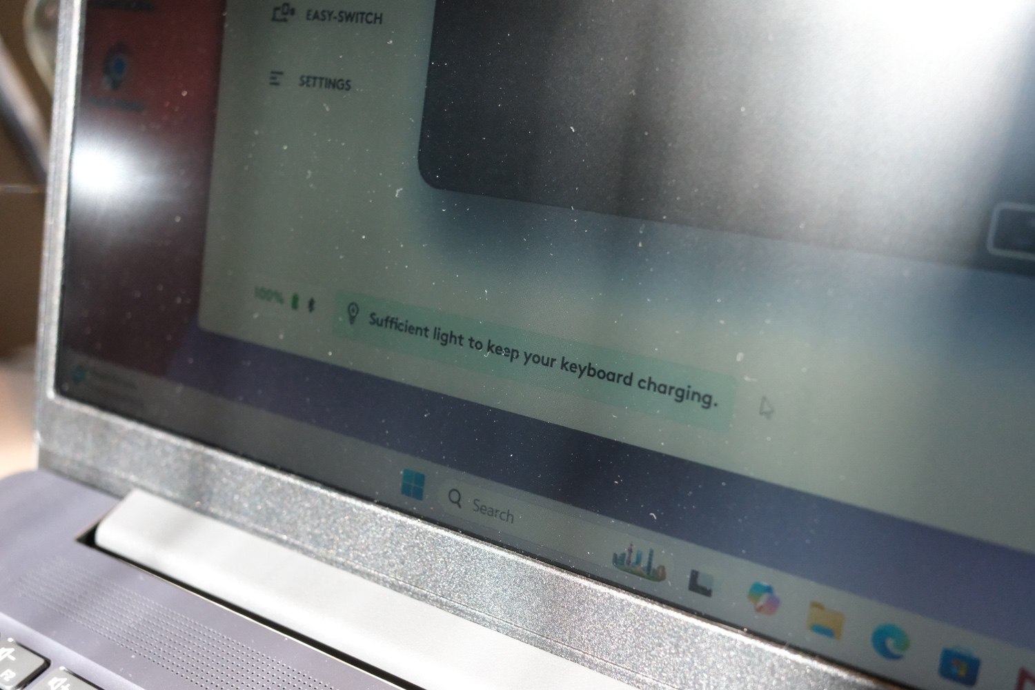 Logitech Signature Slim Solar charging indicator