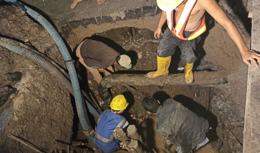 Untuk menanggulangi dampak bocornya pipa ini, pdam surya sembada surabaya mengirim mobil tangki air secara gratis ke warga terdampak. Pipa Pdam Bocor Di Wiyung Pengerjaan Molor Karena Kendala Longsoran Lumpur Suara Surabaya