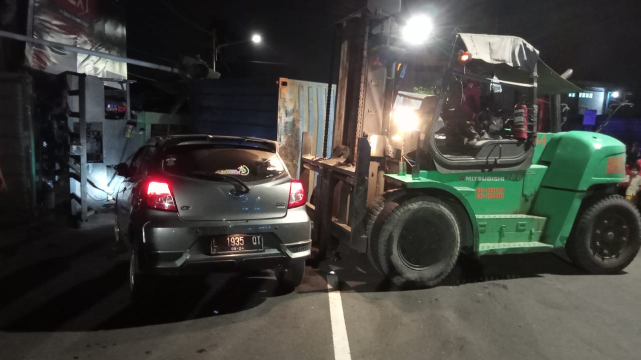 Variasi truk elf giga, modifikasi truk isuzu elf, gambar truk giga dari samping, . Truk Trailer Terguling di Kebraon Surabaya Timpa Mobil dan Sepeda Motor - Suara Surabaya