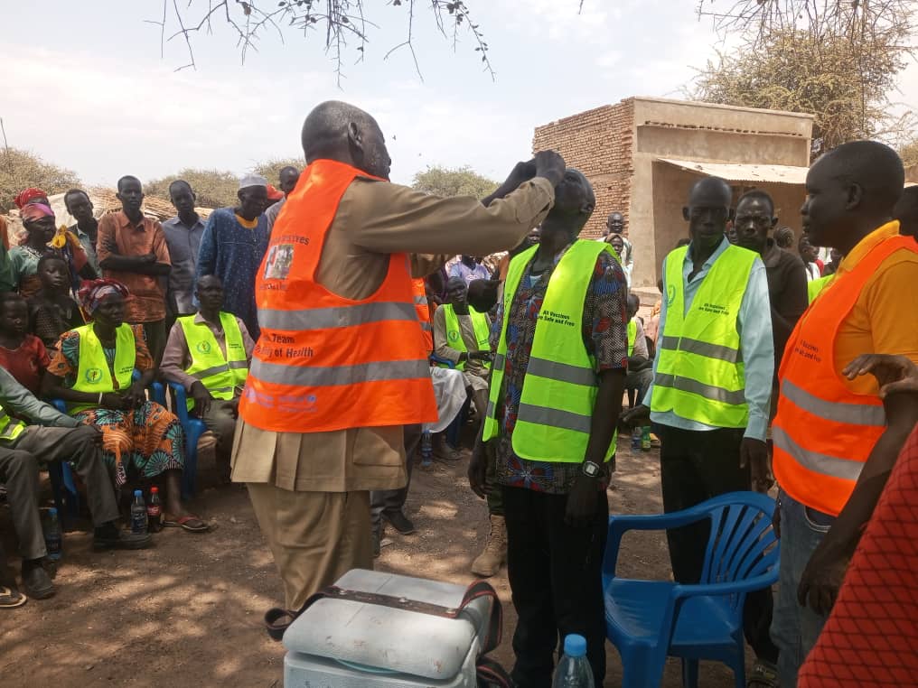 Photo of cholera vaccinators getting briefed before setting out in Aweil.
