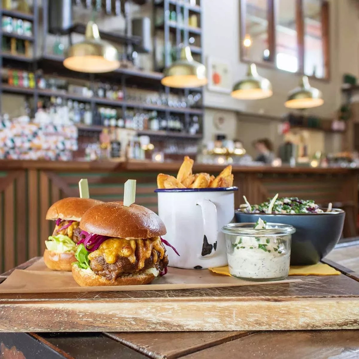 Burger avec des frites et sa sauce