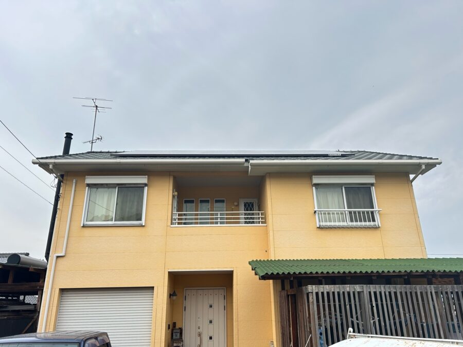 松山市O様邸 外壁塗装施工事例｜ネオフレッシュティアラVM吹き付けでイエロー系外壁を重厚感ある赤茶系へ一新