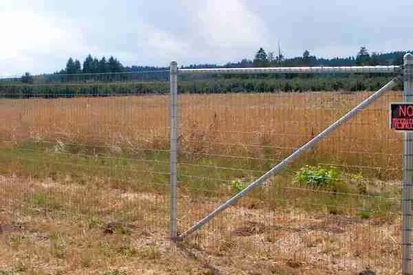 Non-climb brace-top and diagonal farm fence