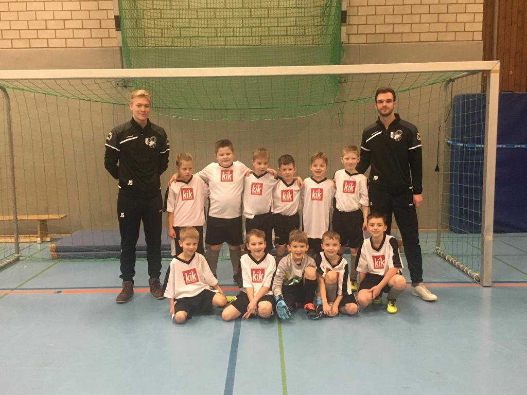 F2-Jugend H.v.l. Jonas Stratmann, Marie Altena, Ben-Luca Zerlin, Oliver Schmitz, Luca Raschke, Lennart Gedowksi, Lias Harnischmacher, René Potthoff. V.v.l. Benedikt Altena, Luke Rothenpieler, Ben Kurzius, Adrian Franke, Oskar Shaker