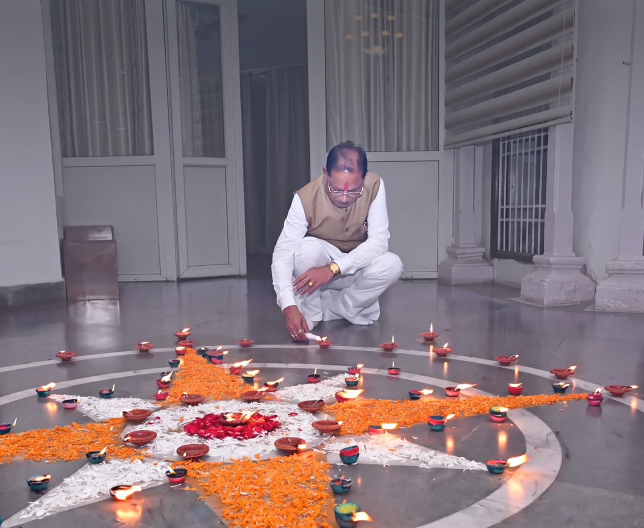 प्रधानमंत्री नरेंद्र मोदी के जन्मदिवस पर मुख्यमंत्री विष्णु देव साय ने अपने निवास पर जलाया ‘आशीर्वाद का दीया’…..