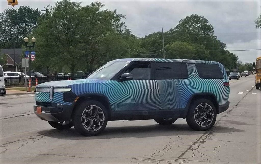 Rivian R1S il suv a 7 posti elettrico e 750cv