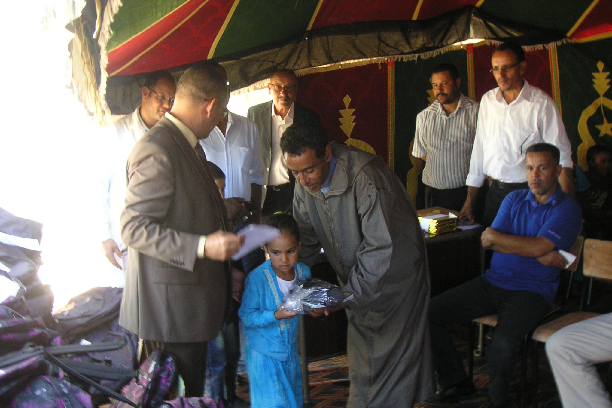 تلاميذ م/م المرابطين و م/م عمر بن الخطاب نيابة الصويرة يستفيدون من عملية توزيع اللوازم المدرسية