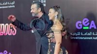 زوجة كريم عبد العزيز تدعمه وعمرو أديب أبرز الحضور.. لقطات من العرض الخاص لـ 7Dogs