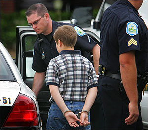 Pojke 10 år iförd handfängsel i USA