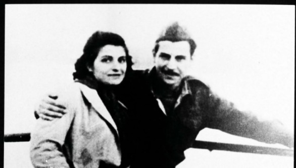 Η αγράμπελη λέγ' η αγράμπελη μυριανθισμένη στον άγριο πλάτανο που τη θωρεί και με τον ίσκιο του συχνοδιαβαίνει πάντοτ' επάνω . F5zssedicnrezm