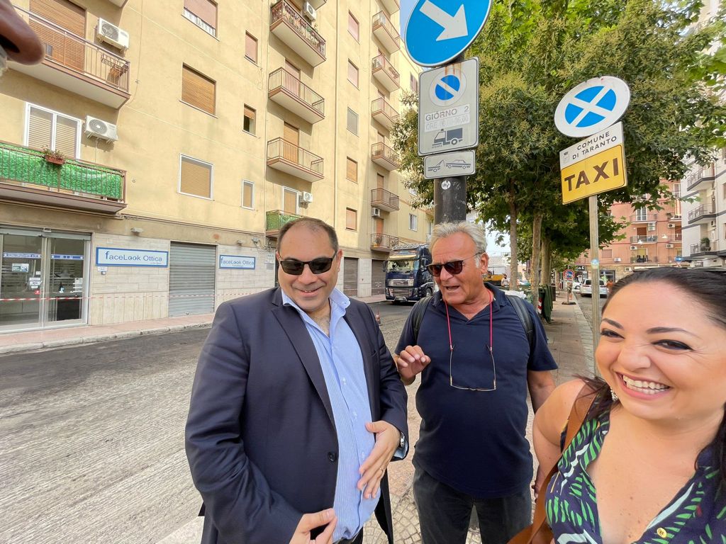 Il sindaco Melucci in via Aristosseno, asfalto nuovo tra via Dante e via Battisti