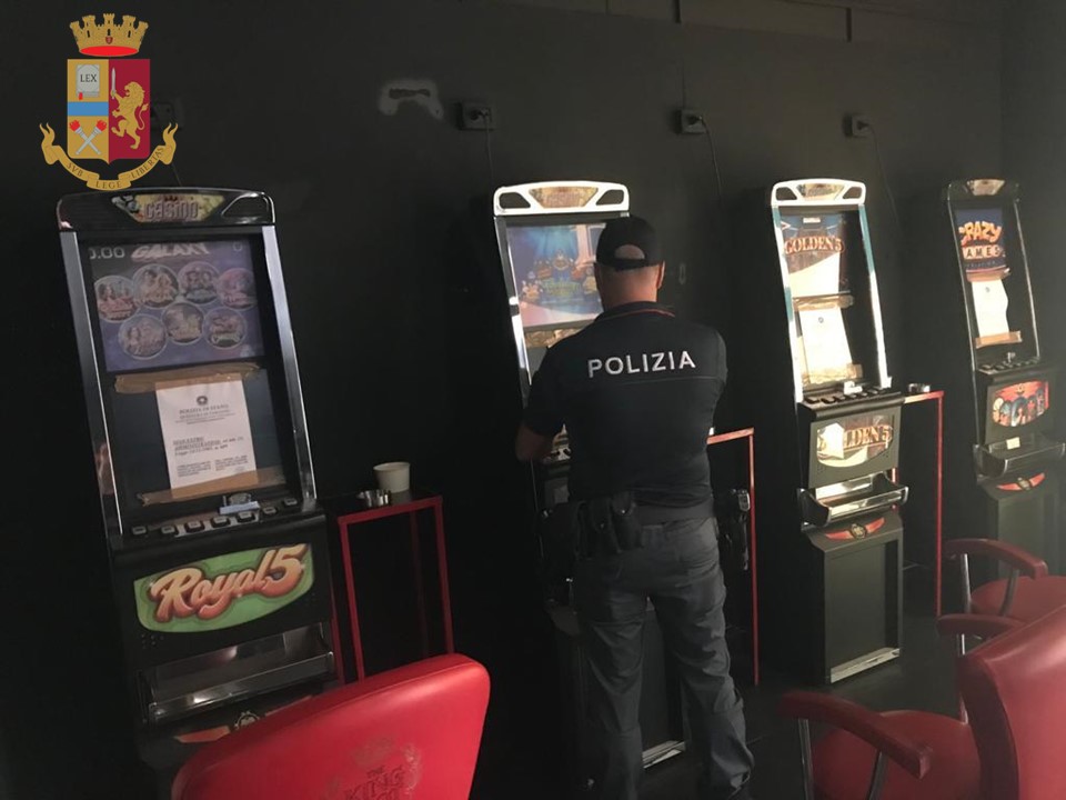 Controlli in centro. Raffica di denunce e sequestrate 7 slot