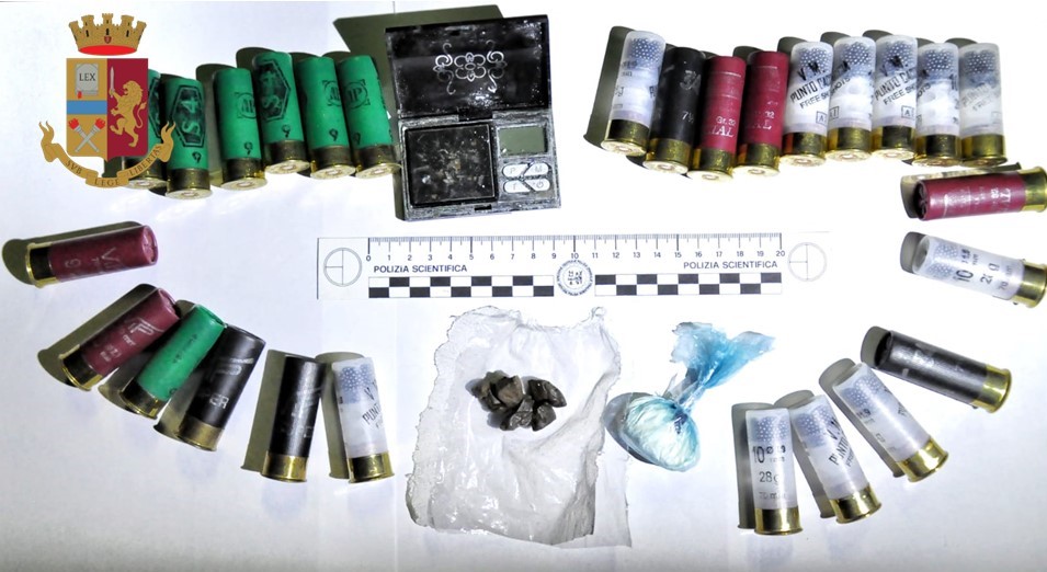 Hashish e munizioni nascosti in un casolare: due arresti della Polizia di Stato