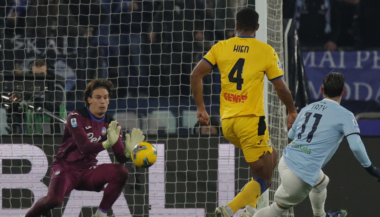 Lazio-Atalanta, moviola: Isaksen graziato, Massa non trova i cartellini