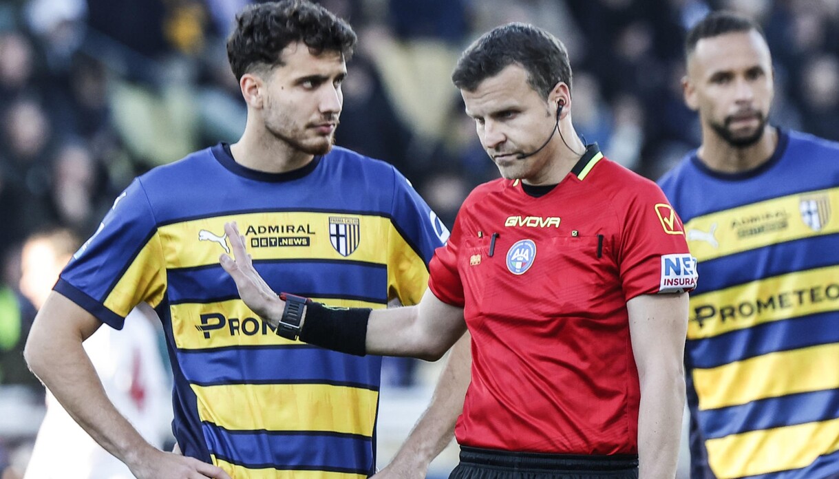 A Parma il Var corregge l’arbitro ma non poteva farlo, web in tilt: contro l’Inter non succede mai