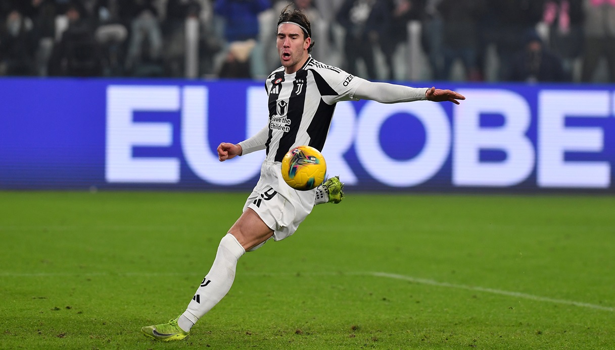 Juve-Fiorentina, cori contro Vlahovic dai tifosi viola: perché l’arbitro Mariani ha sospeso la partita