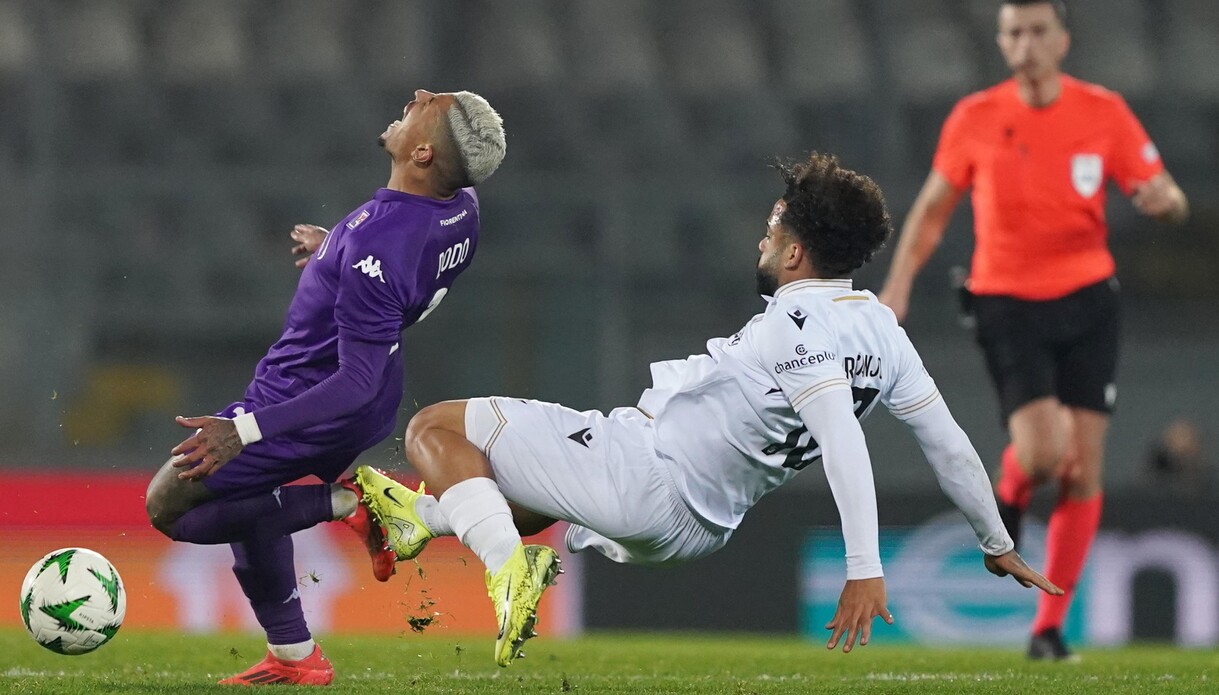 Fiorentina-Genoa, scintille Vieira Dodò: “Vergognati”, “ma stai zitto”. L’arbitro sbugiarda il Var