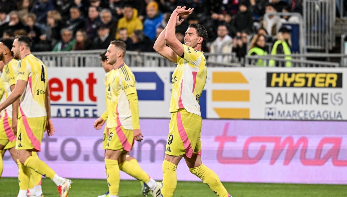Pagelle Cagliari-Juventus 0-1: Mina sbaglia e Vlahovic non perdona, Yildiz spreca, Conceicao s’incarta