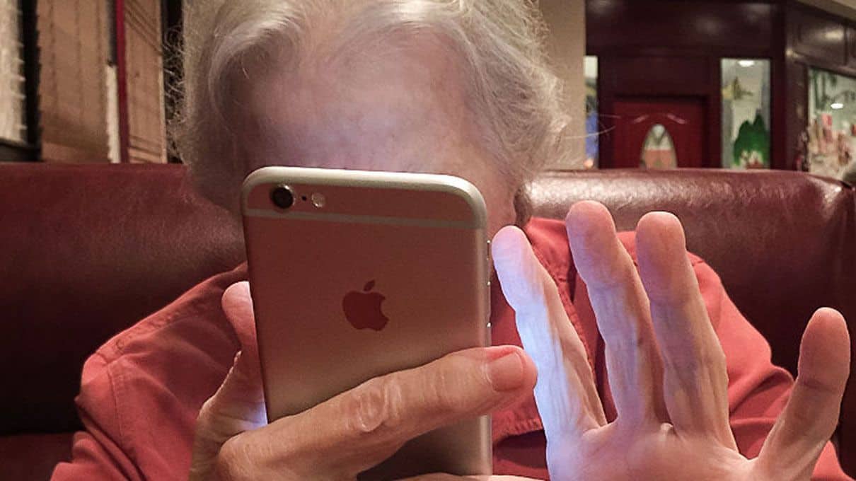 Hanging up on Smartphone Stigma: 7 Reasons Your Elderly Loved Ones Need a Smartphone
