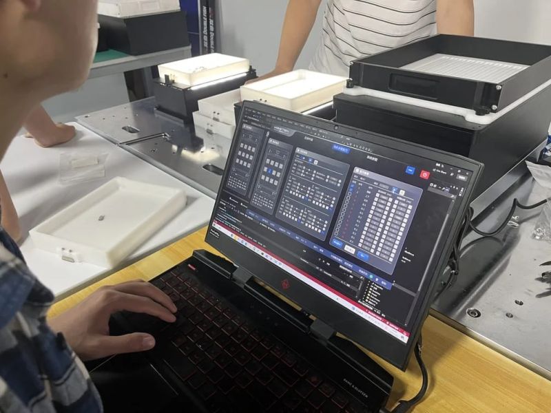 Flexible Feeder Techy - Professional Nature Image - High Resolution