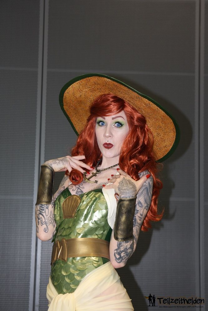 Mera in der Bombshell-Version von Cira Las Vegas Mirror Maid in einem Kostüm von Chris Gschweng Photo