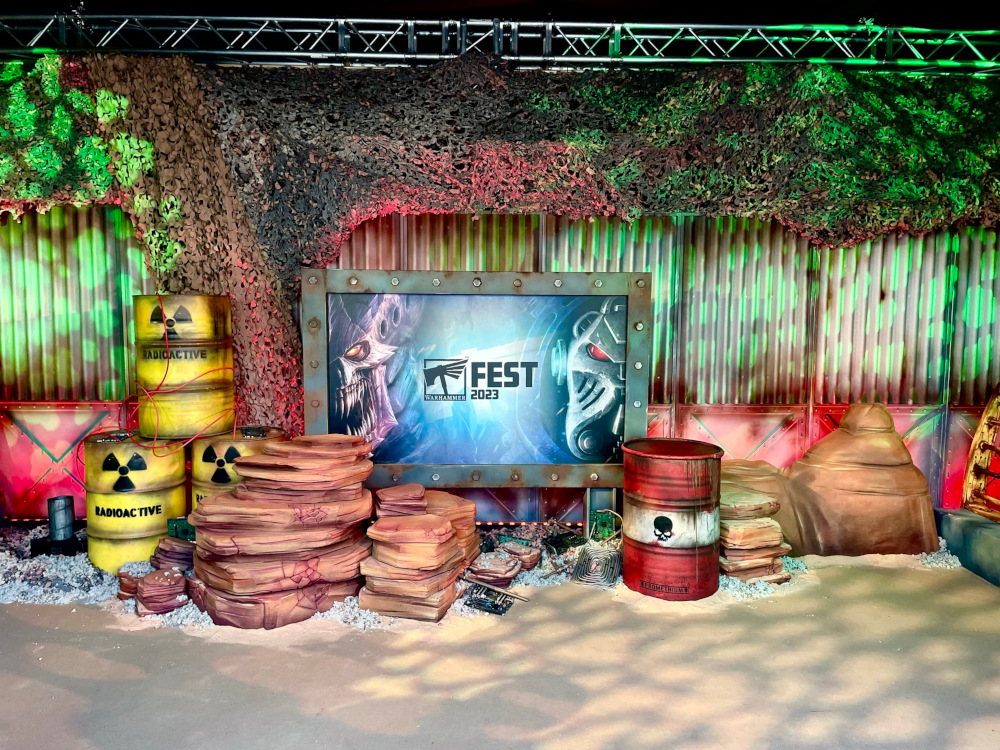 Der Eingangsbereich in die Messehalle versprach viel Spaß.