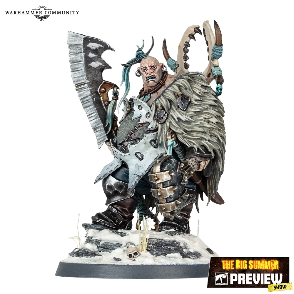 Ein Tyrann der Ogors mit erbeutetem Pelz