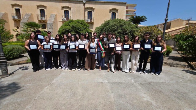 Avola premia le sue eccellenze, il sindaco Cannata celebra gli studenti diplomati con 100 e lode