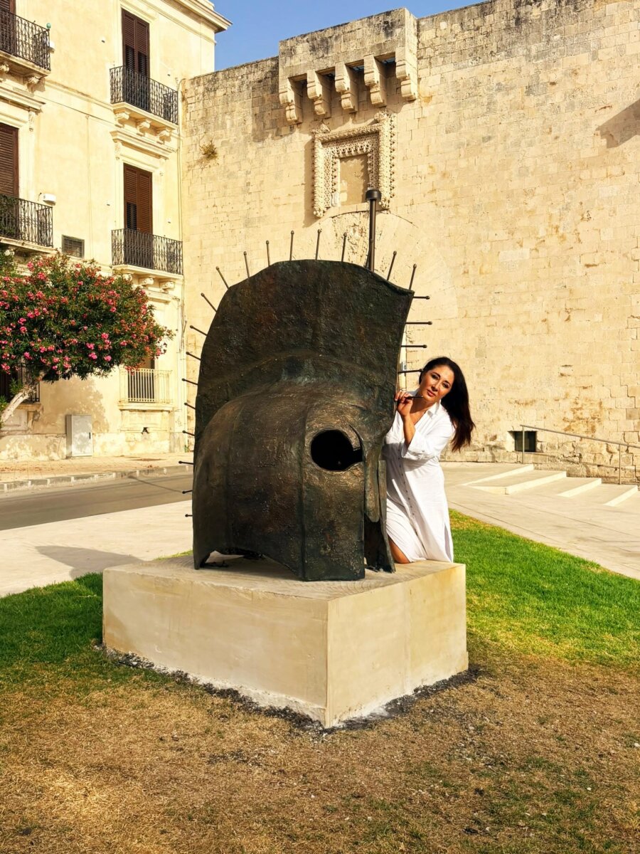 L’Elmo di Archia, partire dalle origini per costruire il futuro Inaugurata a Porta Marina la scultura di Stefania Pennacchio