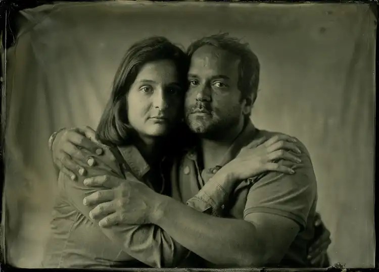 Retrato de um casal abraçado com o processo alternativo fotográfico histórico de colódio húmido.
