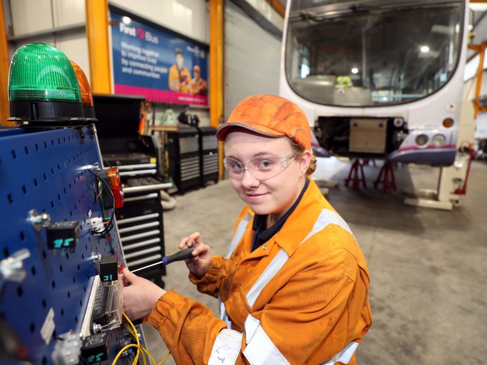 Maddi Simmons Bus And Coach Engineering Reaseheath College - Download Amazing Ocean Wallpaper | 4K