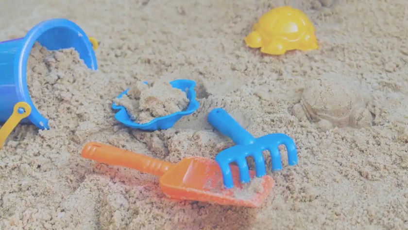 How to Sanitize Sandbox Sand 1 Remove the toys from your sandbox 1