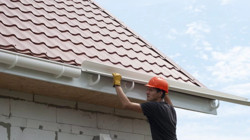 Vinyl Vs Aluminum Gutters: Which Are Better? 2 Vinyl gutters installation
