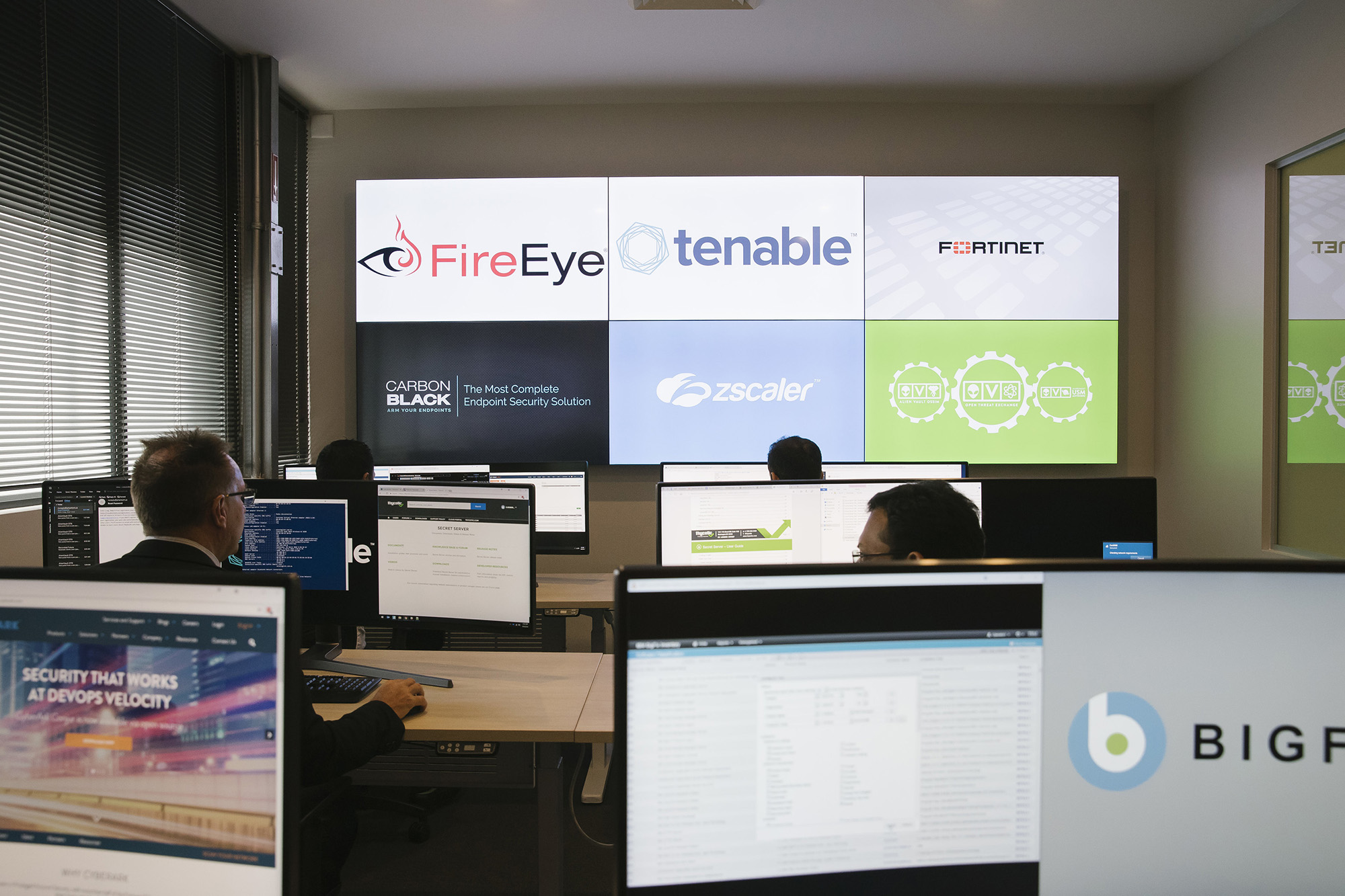 Security Operations Centre 57 Photo - Elegant Landscape Wallpaper - Mobile