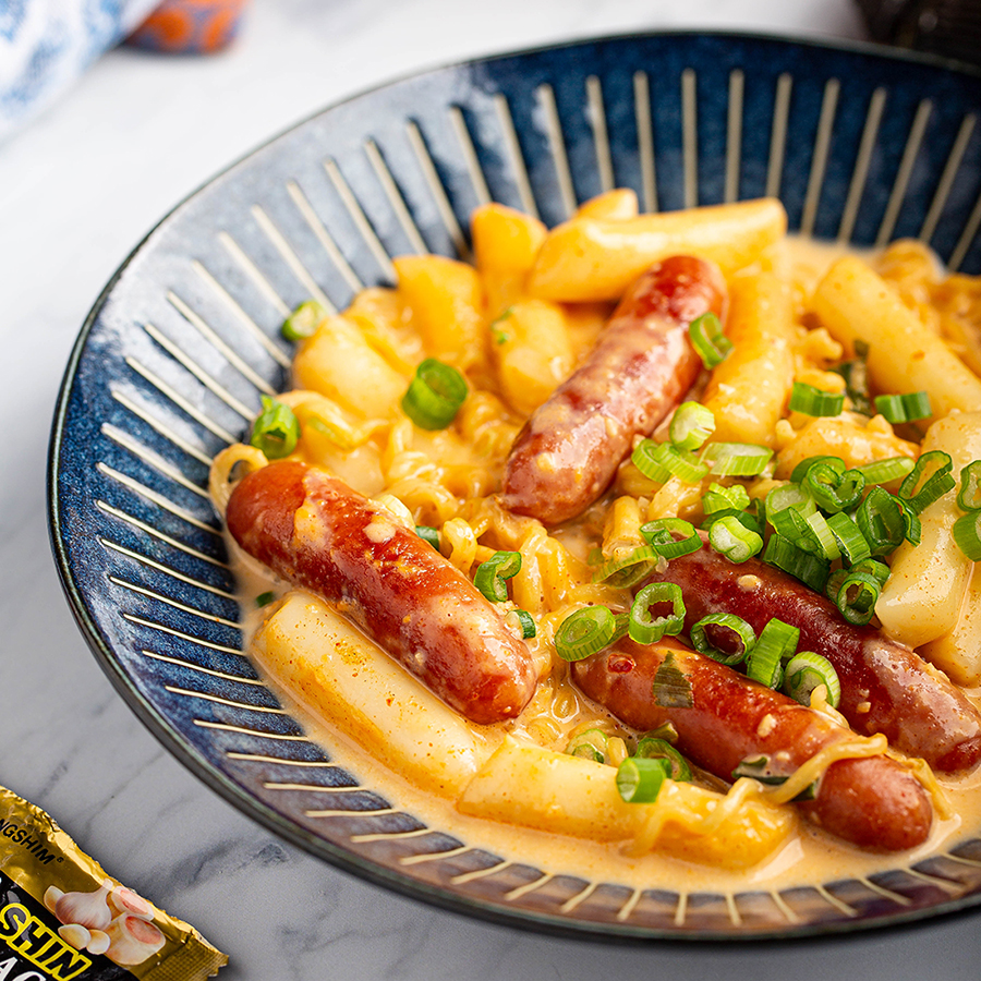 Rosè Rabokki | This is an excellent dish for a busy weeknight. Ready in 30 minutes. Super creamy & savory w/ a kick. #rabokki #roserabokki #ricecake #instantramen #sausage #dinner #dinnerrecipe #snack #koreanrecipe #easyrecipe #weeknighrecipe | The Missing Lokness