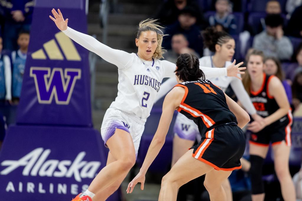 Lauren Schwartz defends with arms wide, backpeddling against an Oregon State player.