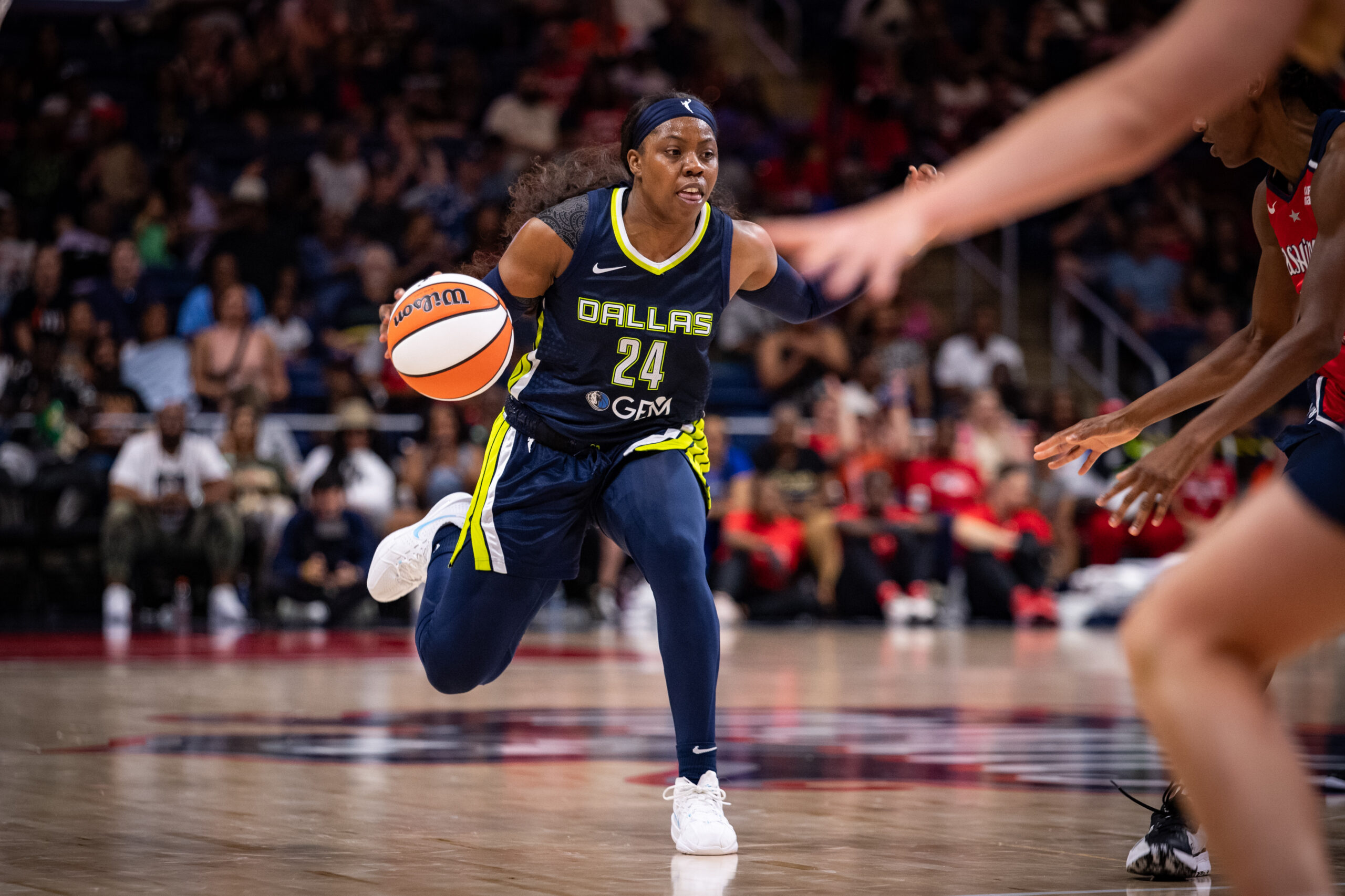 Arike Ogunbowale dribbling the ball in a game against the Mystics.