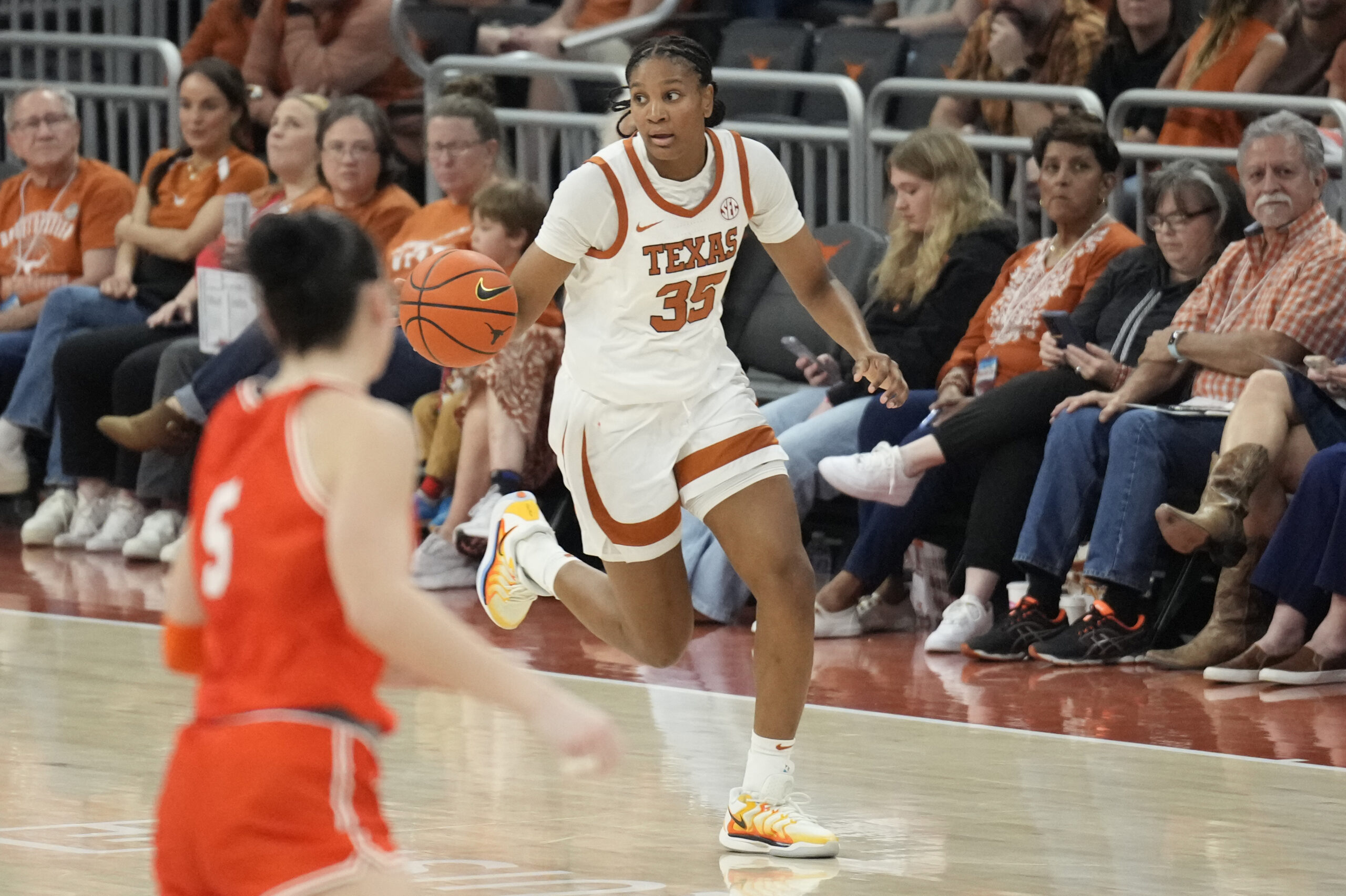 Madison Booker (35) and the Texas Longhorns broke South Carolina's SEC regular season winning streak and put themselves right in the conference title race. (Mandatory Credit: Scott Wachter-Imagn Images)