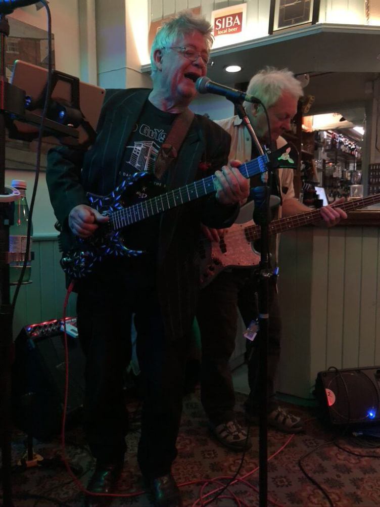 John "Dusty" Dunsterville and Les Calvert playing live at The Retreat pub in Reading.