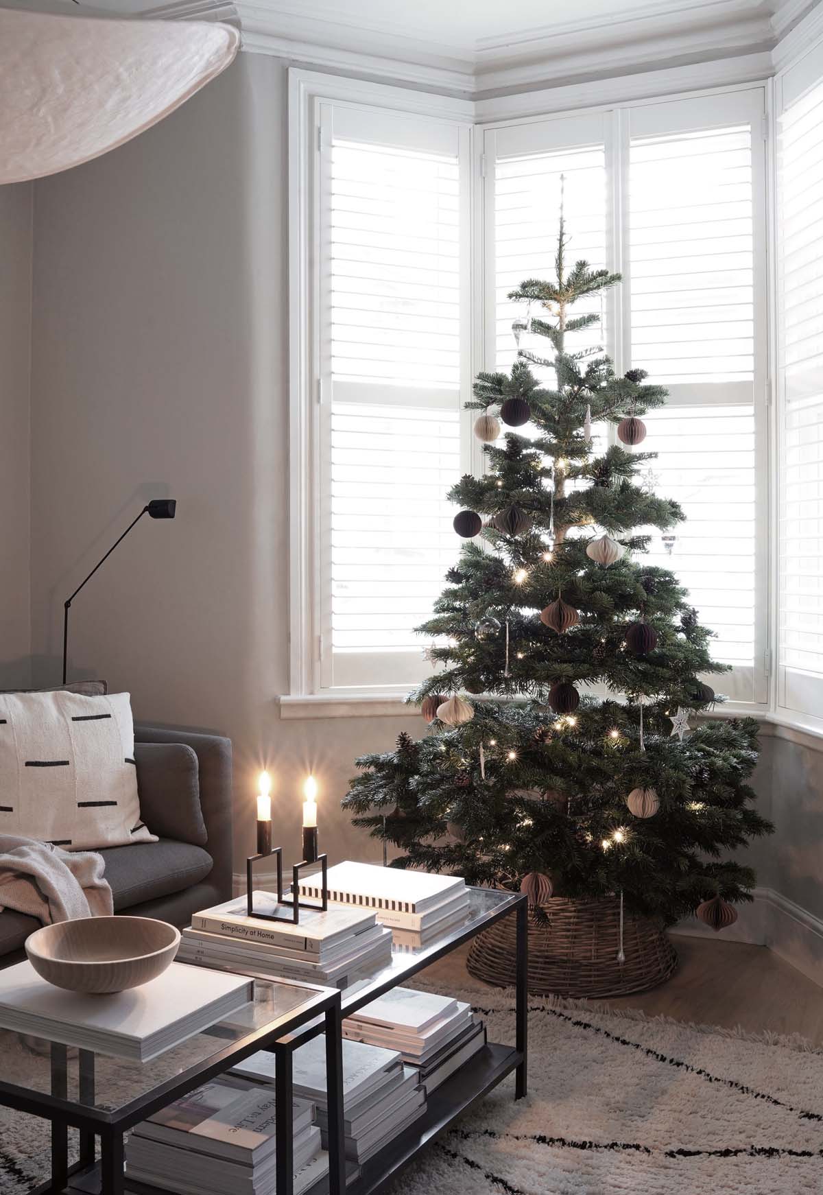 Minimalist Christmas decorations in neutral, natureinspired colours