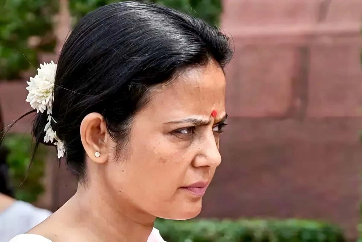 “মুখ ধোব না, সবাই দেখুক!” তেহট্টে ডিম-হামলার পর পুলিশকে তোপ মহুয়ার
