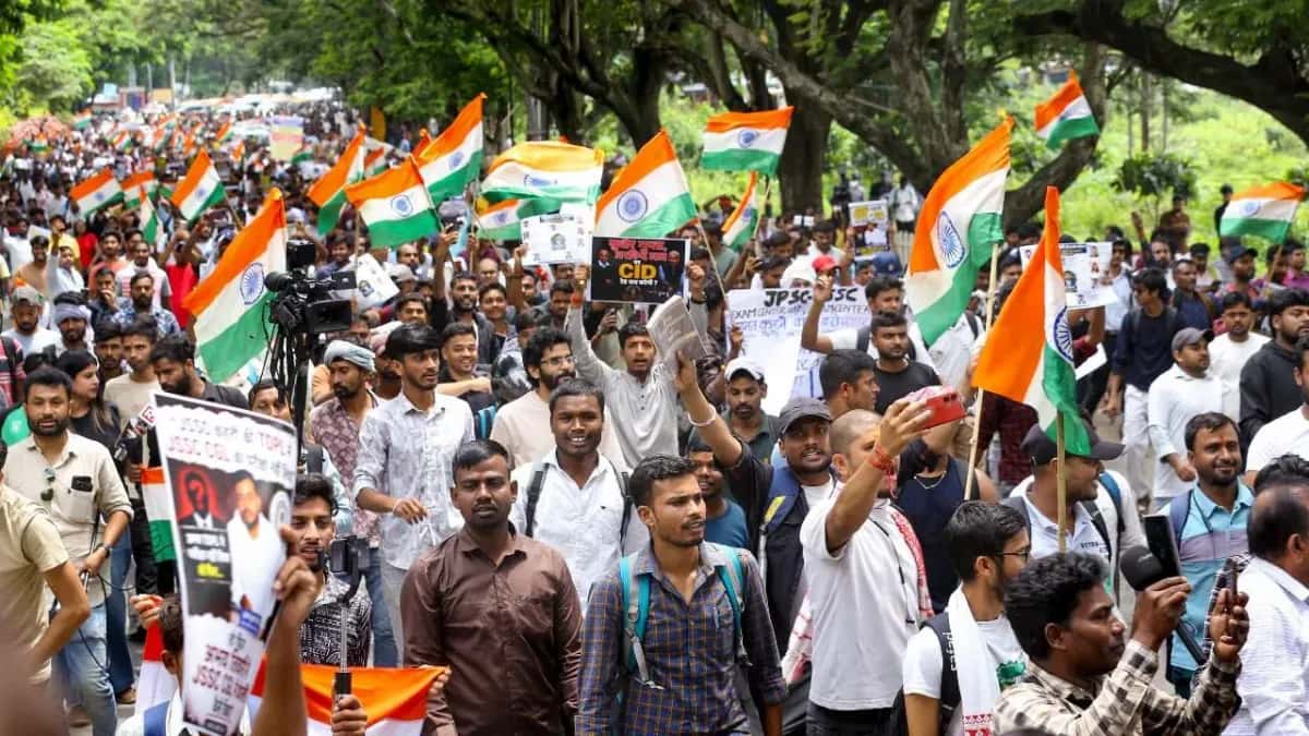পরীক্ষায় কারচুপির জেরে রাঁচিতে তুমুল উত্তেজনা! মুখ্যমন্ত্রীর জন্মদিনে বিধানসভা অভিযানে পড়ুয়ারা