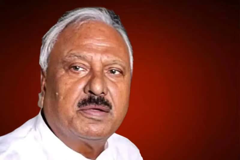হেলমেট পরেও রক্ষা নেই, থানার সামনেই আক্রান্ত প্রাক্তন বিধায়ক!