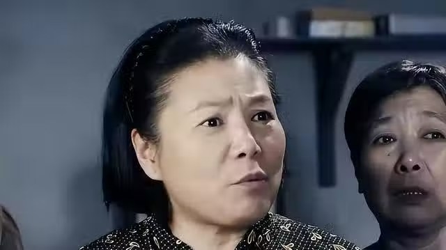 「我才是家裡的女主人」離婚大姑姐住娘家立威，被婆婆一耳巴打臉