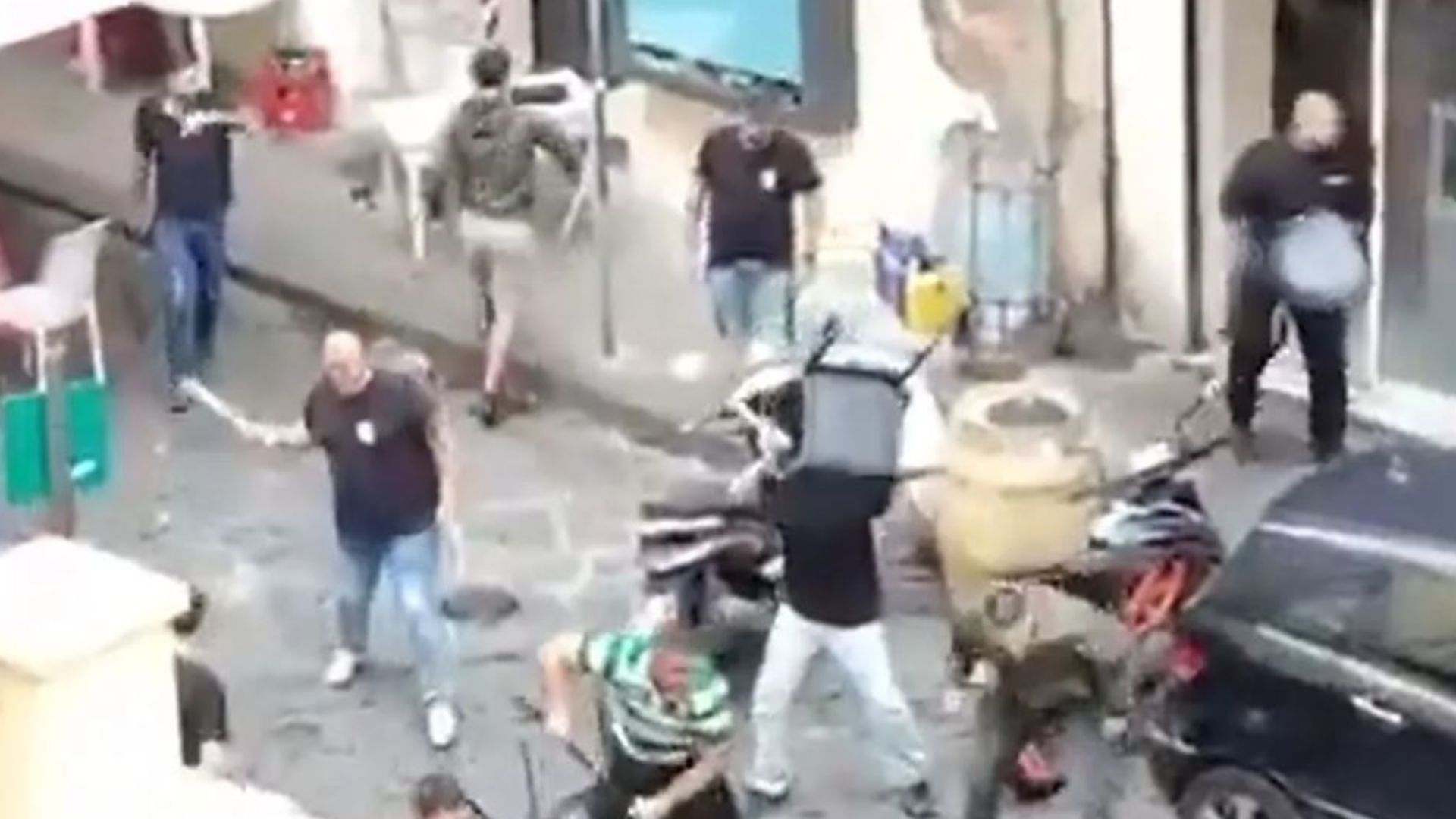 Άγριο ξύλο ανάμεσα σε οπαδούς των Νάπολι και Σπόρτινγκ (vids)
